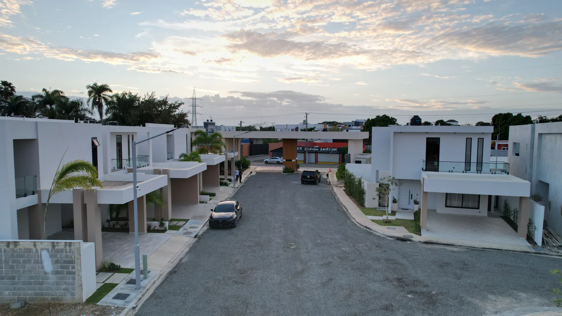 Vista aérea de la calle principal y entrada de Vista Park Residences