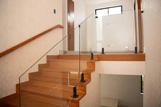 Escalera interior, villa Vista Park SFM