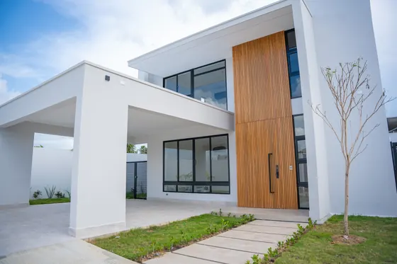 Fachada de villa con puerta de madera, Vista Park SFM