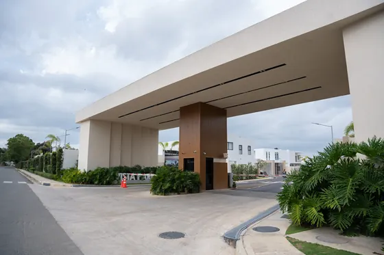 Entrada techada de la urbanización, Vista Park SFM