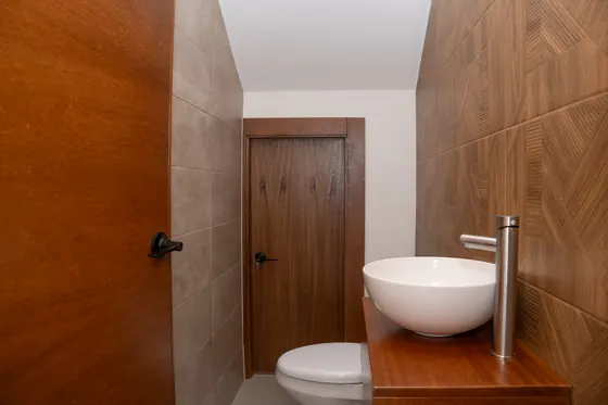 Baño con tocador de madera, Vista Park SFM